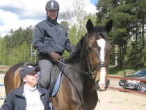 Teemu Ahtee (ratsailla) ja Lafayette sekä sisar Piia Ahtee-Koponen vuonna 2009. Kuva Anu Helomaa.