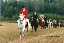 Hubertus-ratsastus vuonna 1993. Joukon johtajana Heikki Mutikainen ja Lasalle, toisena Teemu Ahtee ja Alonso. Kuva Eija Komulainen.