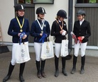 60 cm palkintojenjako, kuvassa neloisvoiton ottaneet lepuskilaiset: Pinja Kaivola (vas.), Tiina Lahtinen, Viivi Sahramo ja Teresa Paatero, kuva Elisa Kankkunen.