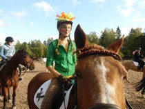 Iiris Kankkunen Maryn kyydissä inkkari-teemaan pukeutuneena junioireiden Hubertuksessa vuonna 2012, kuva Maija Kaarsalo-Koskela.