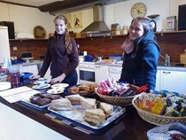 Majoran-viikolla keväällä 2014 Elisa Kankkunen ja Jeanette Tinnis myivät buffassa herkkuja.