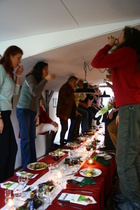 Hubertuksissa on tapana nostaa hevosenmaljoja omille suosikkihevosille. Kuvassa näkyy, missä asennossa maljaa nostetaan. Kuva Maija Virtanen.