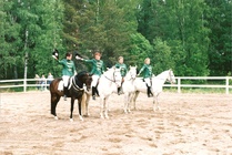 Vuonna 1993 kevätkauden päättäjäisissä opettajilla oli katrilliesitys, kuva Eija Komulainen.