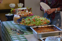 Kauden päättäjäisissä pyrkimys on aina syödä hyvin. Tässä vuoden 2013 antimet, kuva Annen Barck.