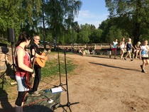 Sasu ja isä-Jorma huolehti illan musiikkitarjonnasta upealla musisoinnillaan © Maija Virtanen