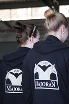 Varustekirpputorilla on myyty mm. Majoranin edellisten vuosien seuratuotteita. Kuva Maija Virtanen.