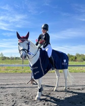 Viivi Karkila ja Silver, Etelä-Suomen alueen ratsastuskoulujen ponimestaruuksien voittajat 2022. Kuva Pauliina V.