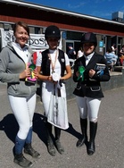 80 cm palkintojenjako, kuvassa pronssille yltänyt Milla Himberg (keskellä) sekä sijoittuneet Iiris Hakaste (vasemmalla) ja Jeanette Tinnis. Kuva Elisa Kankkunen.