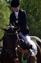 Sara Pajunen: Jännittävän palkintojenjaon jälkeen urhealle ratsulle paijaukset.