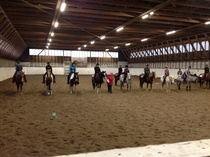 Kisapäivänä ratsukot kaarrosa, kuva Tuija Nieminen.