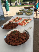 Ruokapöytä notkui ihanista herkuista © Maija Virtanen