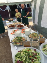 Ruokapöytä notkui ihanista herkuista © Maija Virtanen