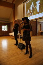 Musiikkiesityksestä vastasivat laulaja Patricia Bhebhe ja kitaristi-laulaja Julius Suominen. 
© Maija Virtanen