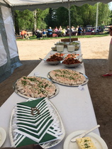 Ruokapöytä notkui ihanista herkuista © Maija Virtanen