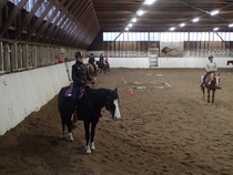 Kööri liikkeellä, kärjessä Iiris ja Rudi. Kuva Anna Vuorio.