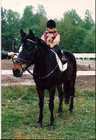 Tia Mutikainen Fokkerin selässä. Kuva Mutikaisten kuva-arkistosta.