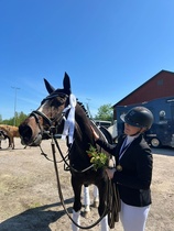 Viivi ja Lektra Etelä-Suomen alueen ratsastuskouluoppilaiden mestaruuksissa 2023. Kuva Maarit/Neela.