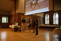 Seuran puheenjohtaja Anu Helomaa palkittiin SRL:n myöntämällä pronssisella ansiomerkillä.
© Maija Virtanen