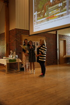 Jaanaa kiitettiin leipomuksista kukkakimpulla.
© Maija Virtanen