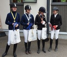 60 cm palkintojenjako, kuvassa neloisvoiton ottaneet lepuskilaiset: Pinja Kaivola (vas.), Tiina Lahtinen, Viivi Sahramo ja Teresa Paatero, kuva Elisa Kankkunen.